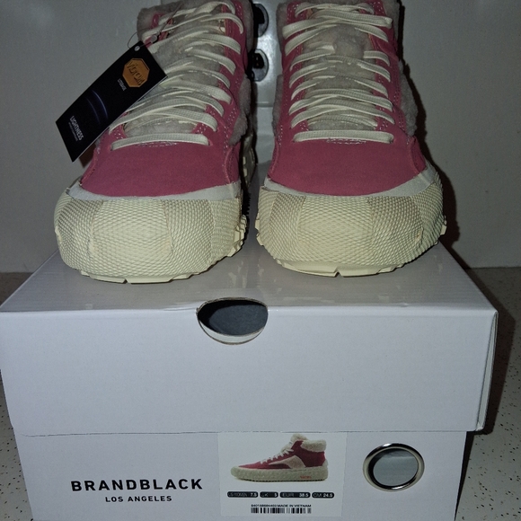 PRICE IS FIRM!!! WOMENS 7.5 - BRAND BLACK LOS ANGELES. CAPO FAUX SHEARLING SHOES - Picture 4 of 9